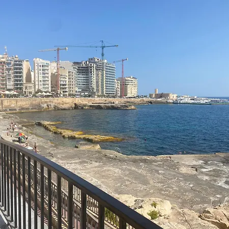 The Coastal Haven - Steps From Sliema's *