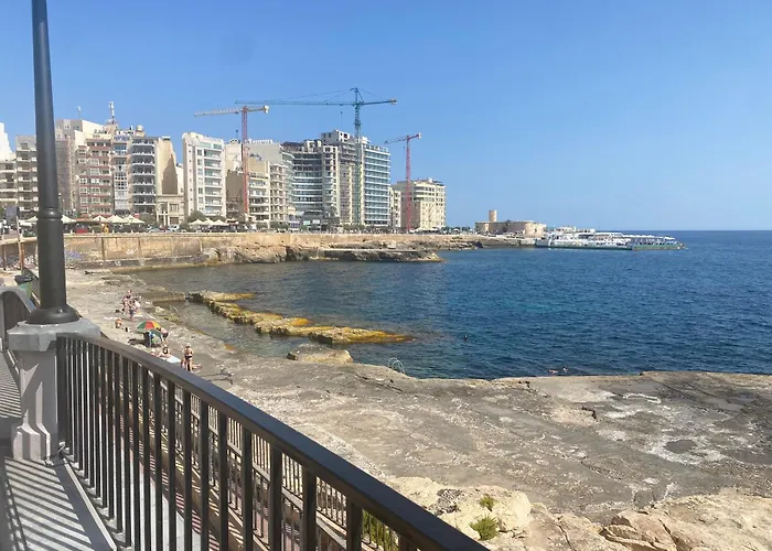The Coastal Haven - Steps From Sliema's *